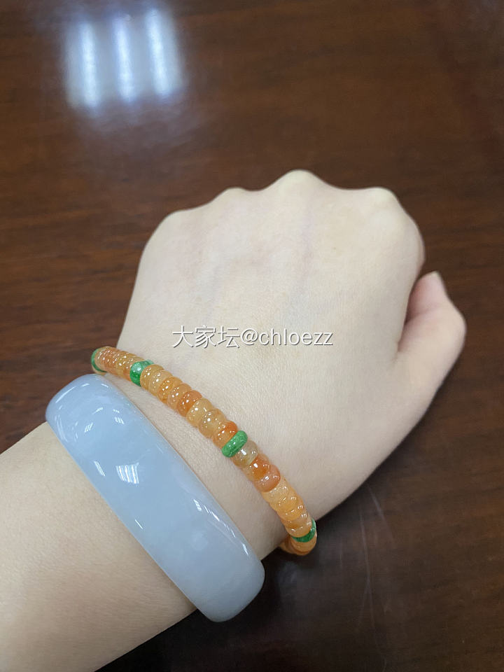 手腕OOTD
现在还只习惯左手戴东西
最近入坑银镯，订了一支张宝源的双尖
也许右...