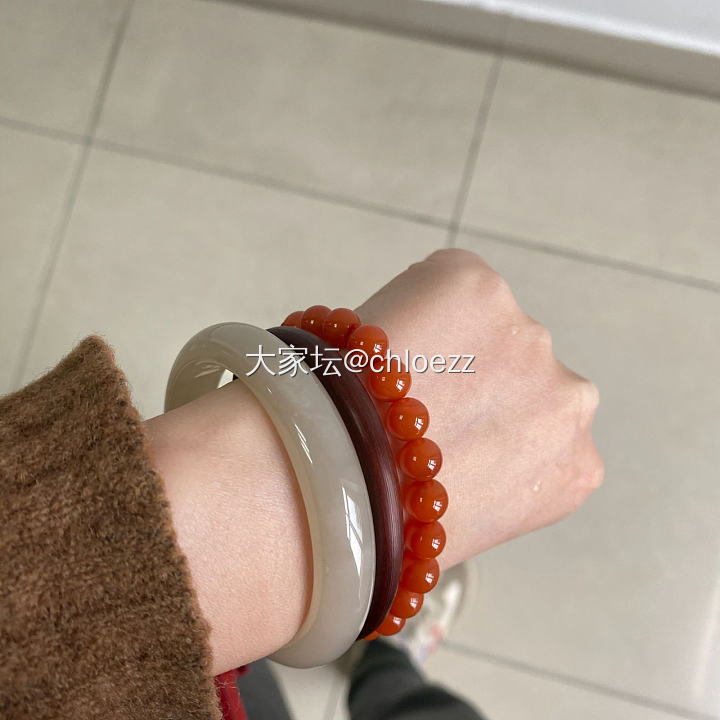 手腕OOTD
现在还只习惯左手戴东西
最近入坑银镯，订了一支张宝源的双尖
也许右...