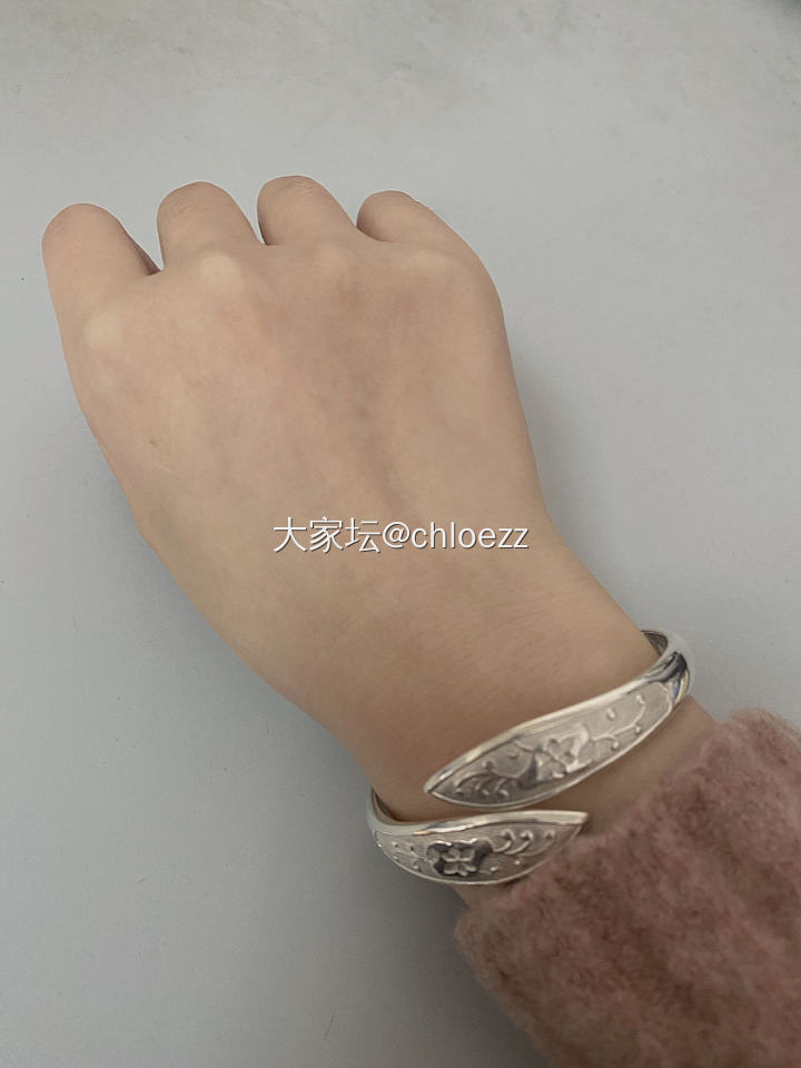 手腕OOTD
现在还只习惯左手戴东西
最近入坑银镯，订了一支张宝源的双尖
也许右...