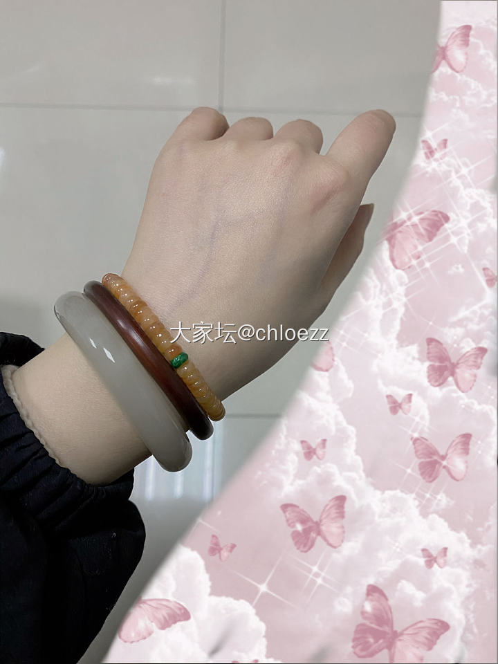 手腕OOTD
现在还只习惯左手戴东西
最近入坑银镯，订了一支张宝源的双尖
也许右...