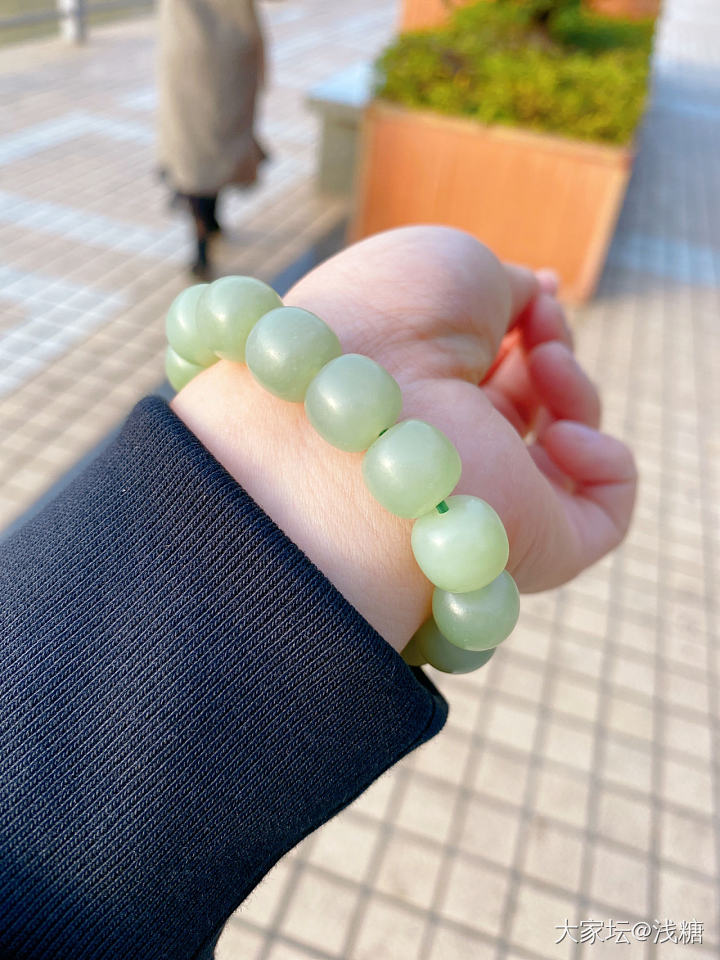 出门晒个太阳就油滋滋的啦_串珠和田玉