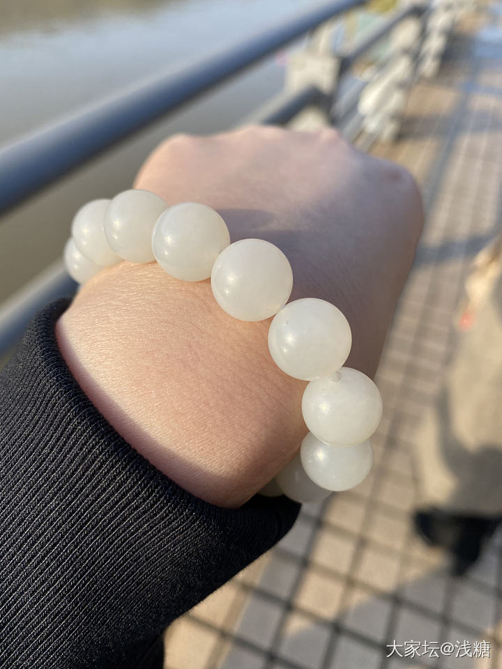 出门晒个太阳就油滋滋的啦_串珠和田玉