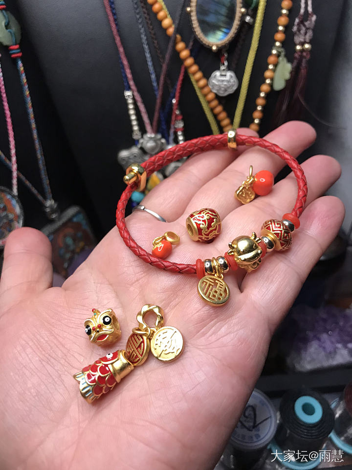 世人慌慌张张，不过图碎银几两，偏偏这碎银几两，能解世间万种慌张。_编绳