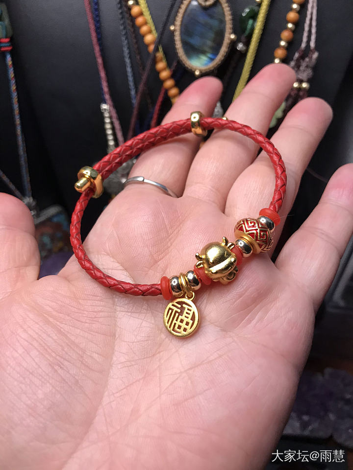 世人慌慌张张，不过图碎银几两，偏偏这碎银几两，能解世间万种慌张。_编绳