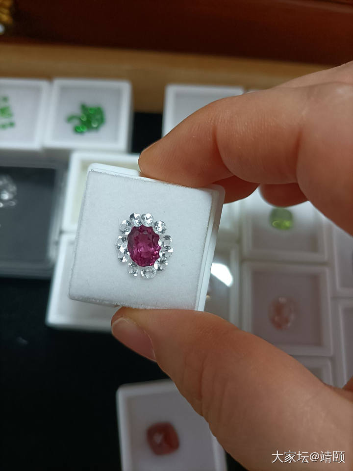这颗小裸鸡如何镶嵌好看些？_石榴石