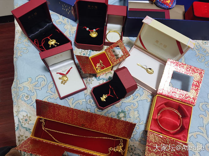 有这一堆闲置的金饰
在纠结要不要回收变现呢……
现在这情况
合适变现吗