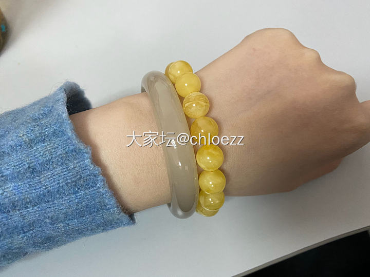 手腕OOTD
现在还只习惯左手戴东西
最近入坑银镯，订了一支张宝源的双尖
也许右...