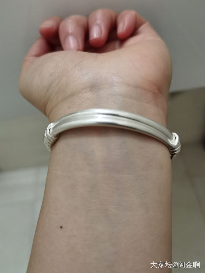 月珥第二天，光泽变柔和了。