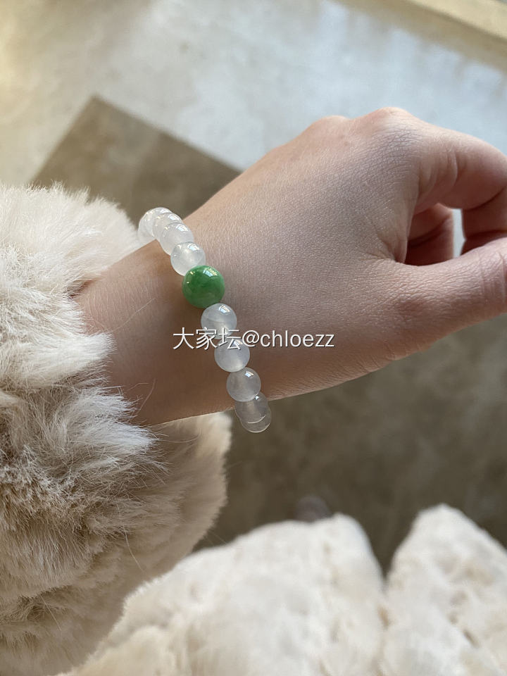 手腕OOTD
现在还只习惯左手戴东西
最近入坑银镯，订了一支张宝源的双尖
也许右...