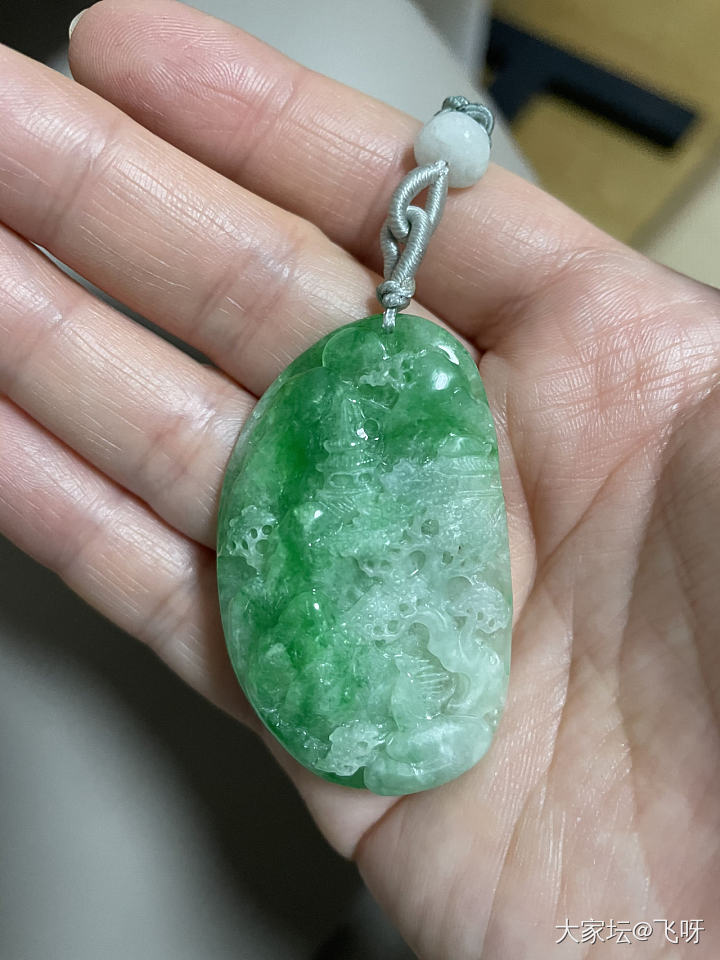 阳绿厚装山水吊坠