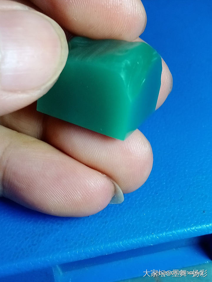 一块雅安绿，印面很大，结晶通透，挺不错的一块，还没想好印钮怎么设计，先先存一个原..._明料