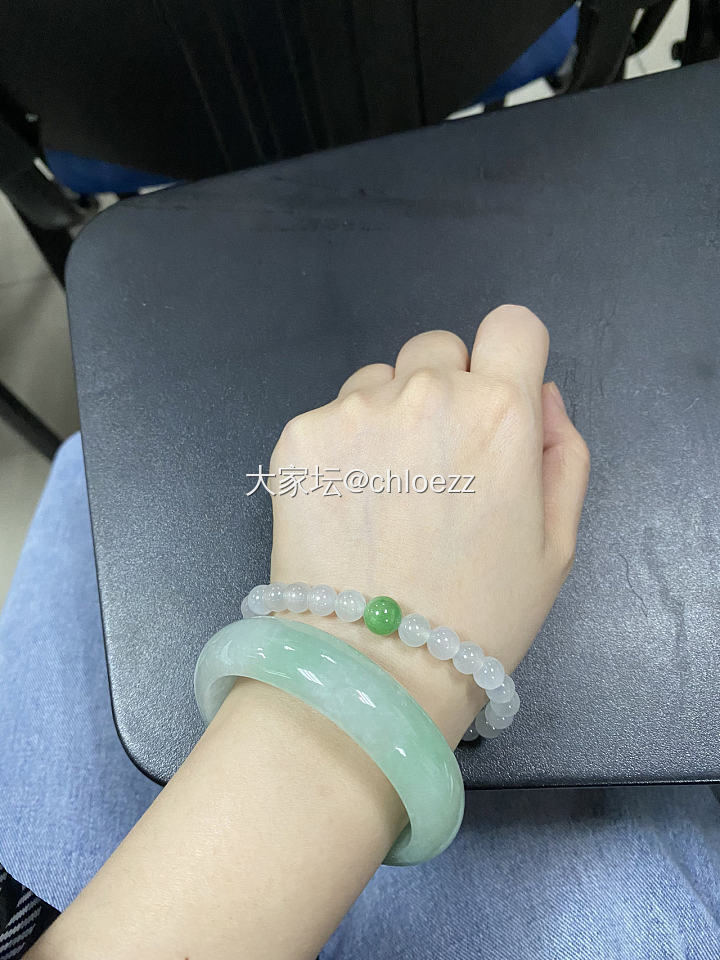 手腕OOTD
现在还只习惯左手戴东西
最近入坑银镯，订了一支张宝源的双尖
也许右...