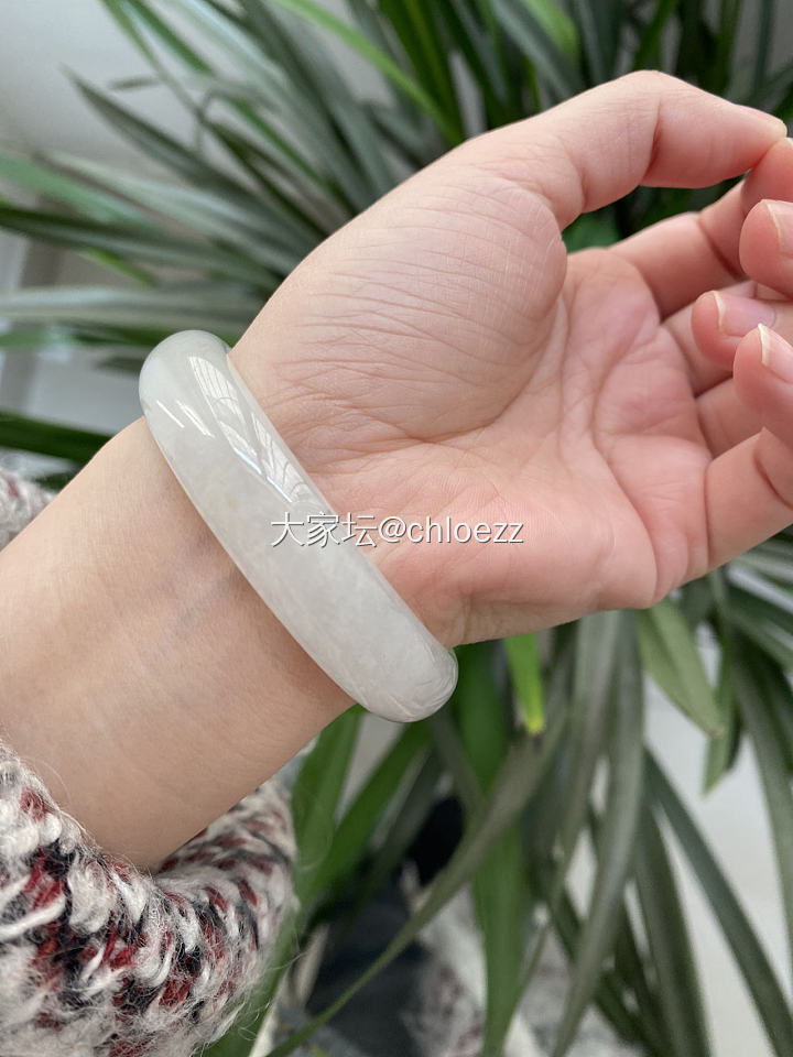 手腕OOTD
现在还只习惯左手戴东西
最近入坑银镯，订了一支张宝源的双尖
也许右...