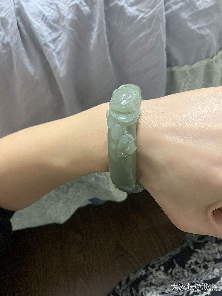 翻出这只乌兰海的宽版镯，很久没宠爱它了，今天戴着感觉颜色很清新呀_手镯和田玉