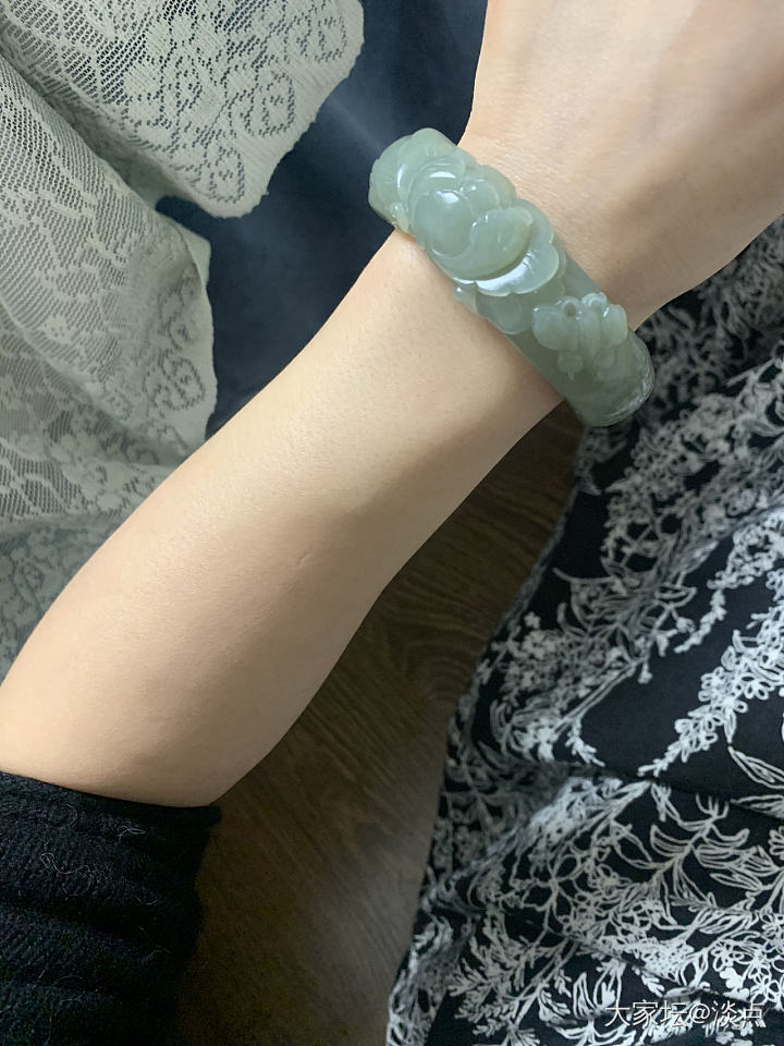 翻出这只乌兰海的宽版镯，很久没宠爱它了，今天戴着感觉颜色很清新呀_手镯和田玉