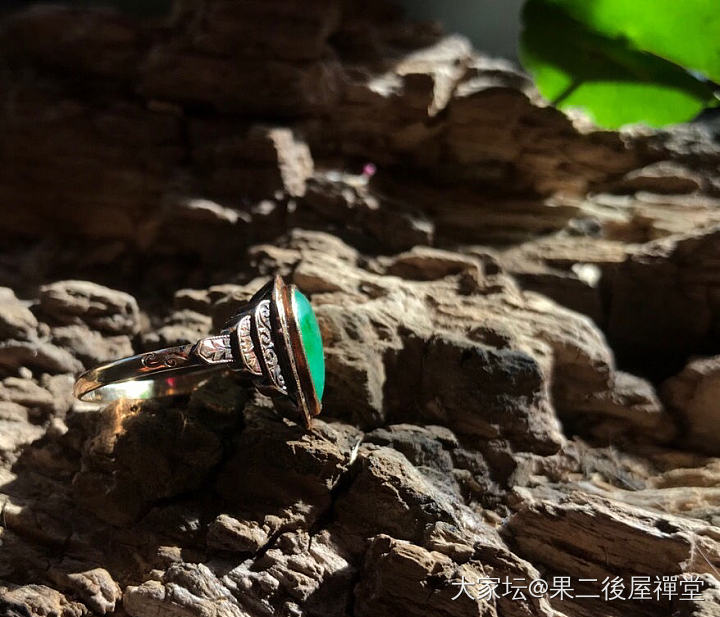 老金老翠

製於法国装饰艺术时期，延續维多利亚時期精致与华丽。
戒指上叠层花边延..._古董首饰