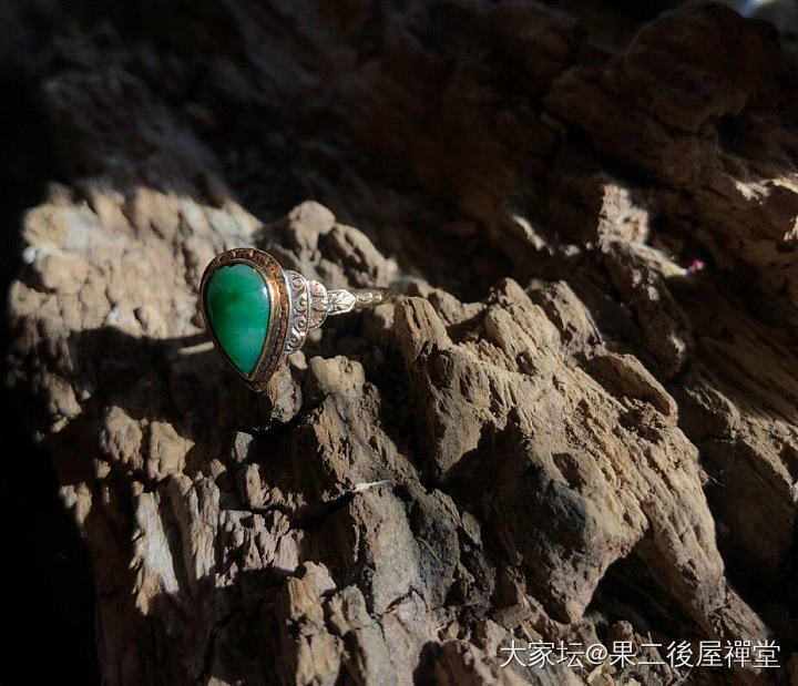 老金老翠

製於法国装饰艺术时期，延續维多利亚時期精致与华丽。
戒指上叠层花边延..._古董首饰