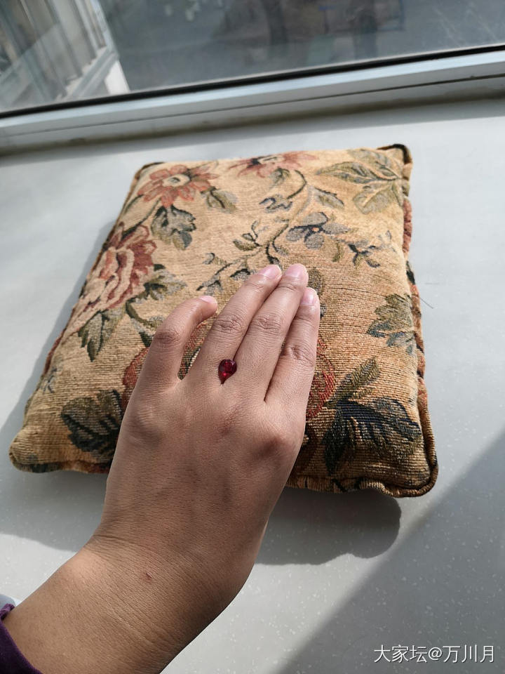 缅甸正红尖晶，算到手黑吗？留不留？_尖晶石
