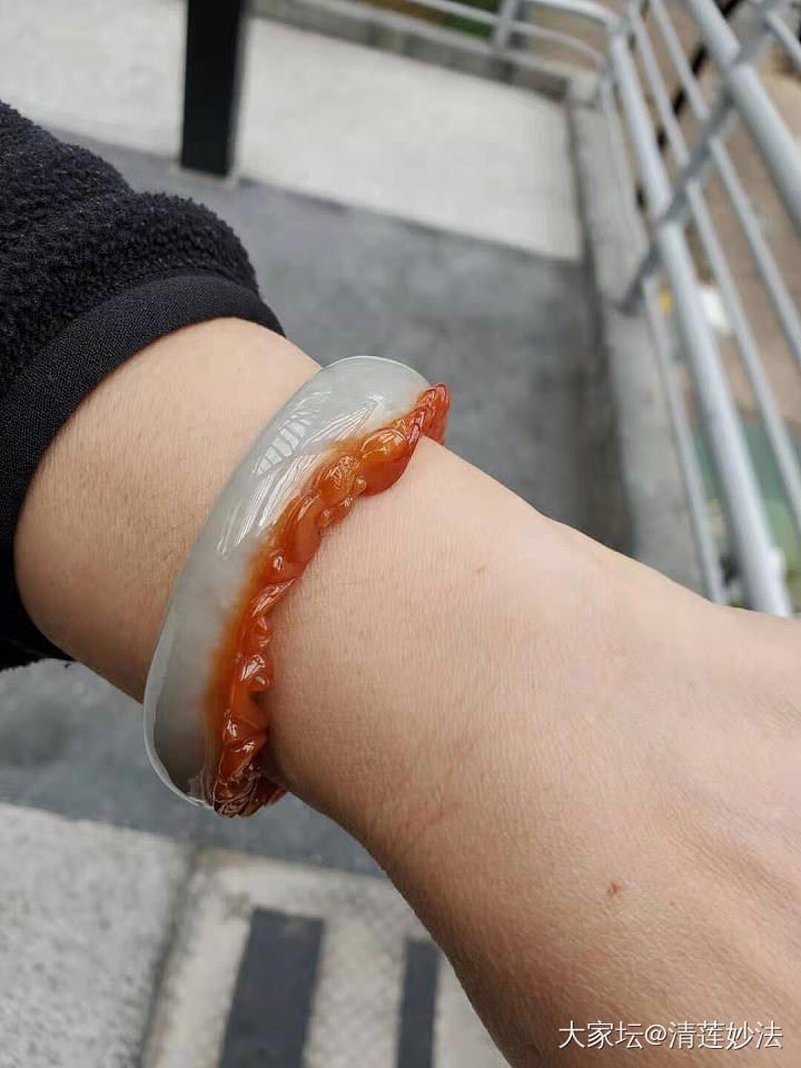 大家手镯尺寸是怎么选的，我怎么看到有些人手镯都贴着手腕了，怎么撸进去的啊？_手镯