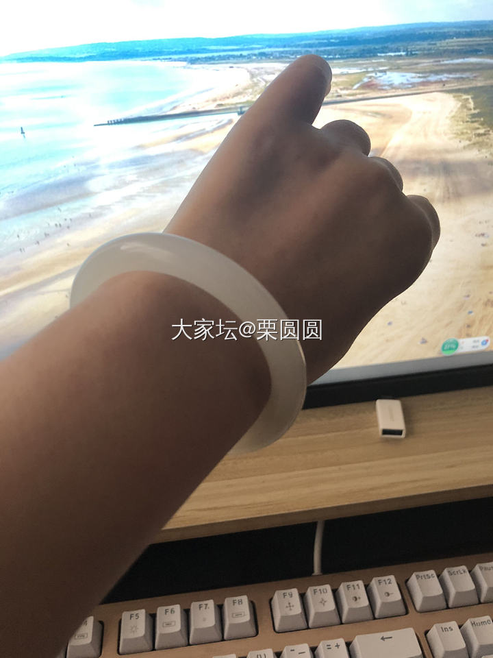 大家手镯尺寸是怎么选的，我怎么看到有些人手镯都贴着手腕了，怎么撸进去的啊？_手镯