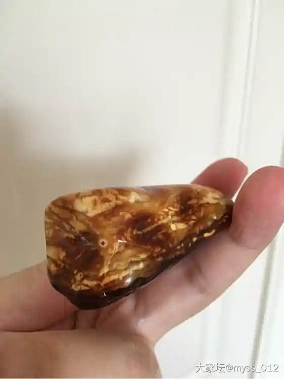 放在抽屉好久的一块花蜡，大概磨完半年多了，今天拿出来惊艳了我的双眼，于是开始翻刚..._琥珀蜜蜡