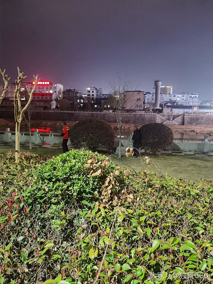 看看他们在干啥😊😊😊
吃过晚饭和猪队友一起散步去，穿过石板桥正要往前走，队友拉了...