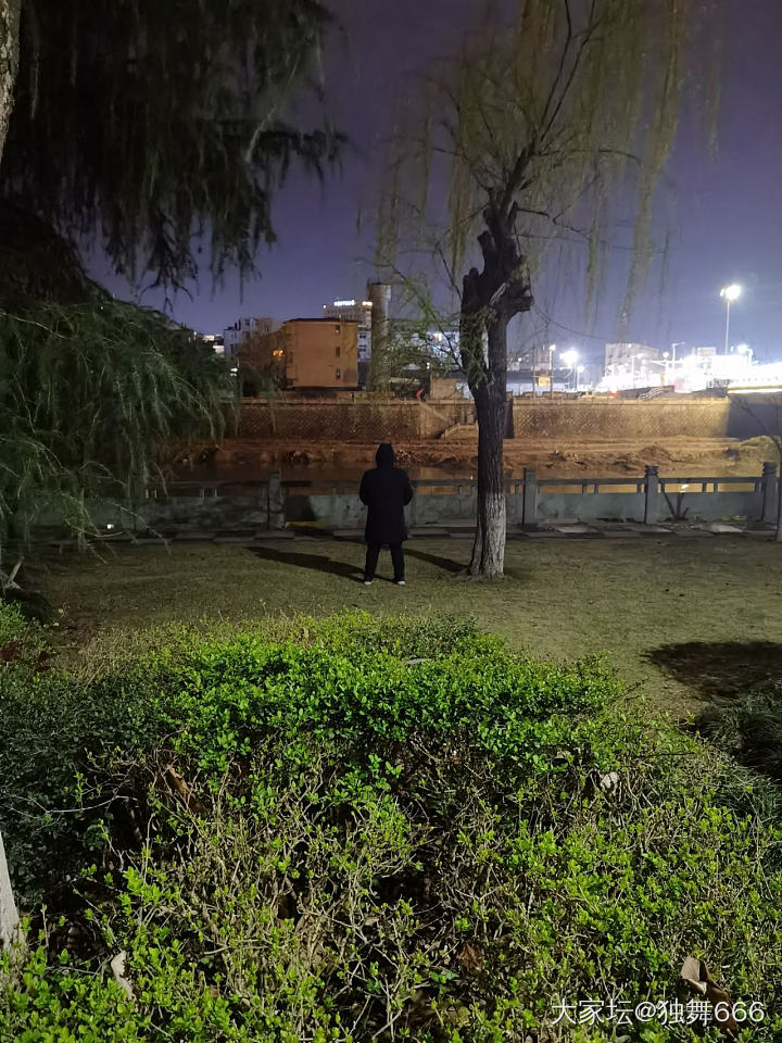 看看他们在干啥😊😊😊
吃过晚饭和猪队友一起散步去，穿过石板桥正要往前走，队友拉了...