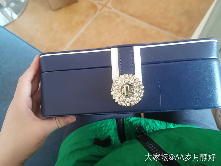 买了两款首饰盒，感觉比较实用，一目了然，也不占空间，再也不用翻遍所有盒子找首饰了