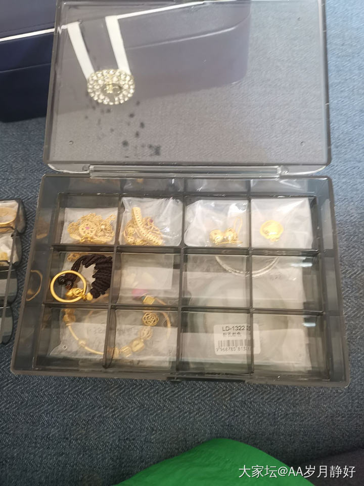 买了两款首饰盒，感觉比较实用，一目了然，也不占空间，再也不用翻遍所有盒子找首饰了