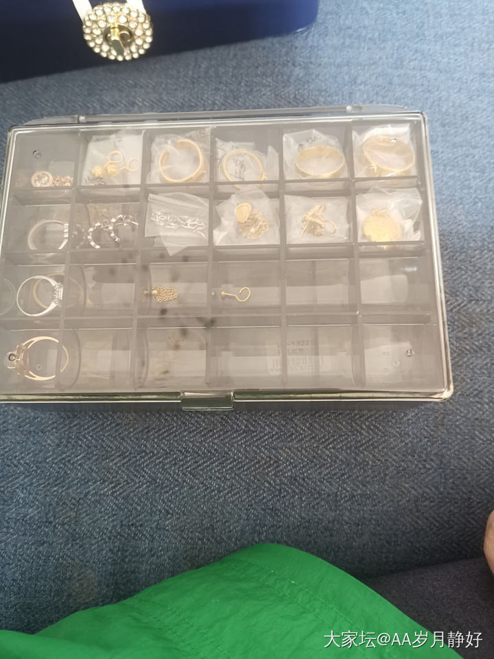 买了两款首饰盒，感觉比较实用，一目了然，也不占空间，再也不用翻遍所有盒子找首饰了