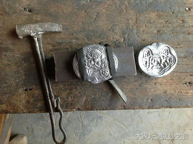 苗家的古老文化习俗深深的吸引着我，还有我对苗绣的狂热痴迷与热爱，吸引着我到处寻访...
