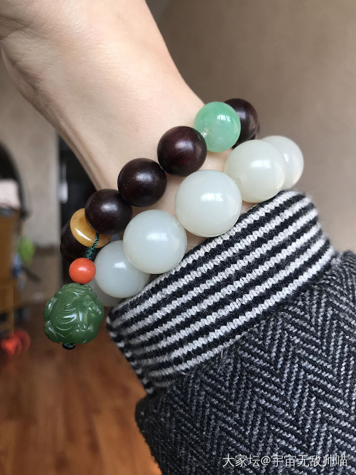 今天是夸张的大珠叠带～各位坛友最大的珠串是多大珠子呀？_珠串粉晶蜜蜡