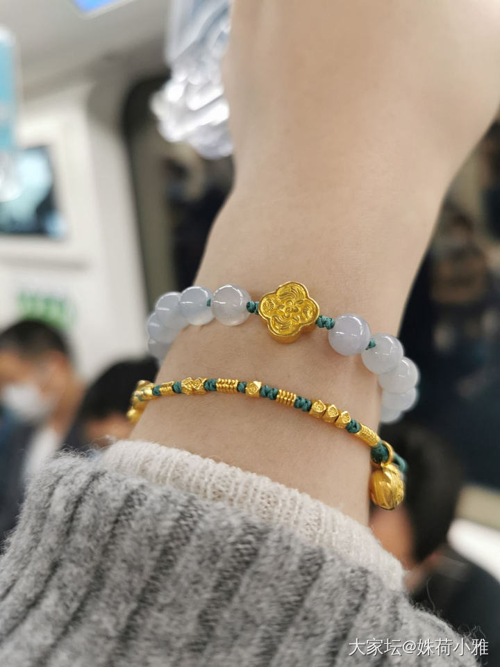 坐个地铁，被手串美到，翡翠珠子配錾刻金还是挺好看的_珠串翡翠金