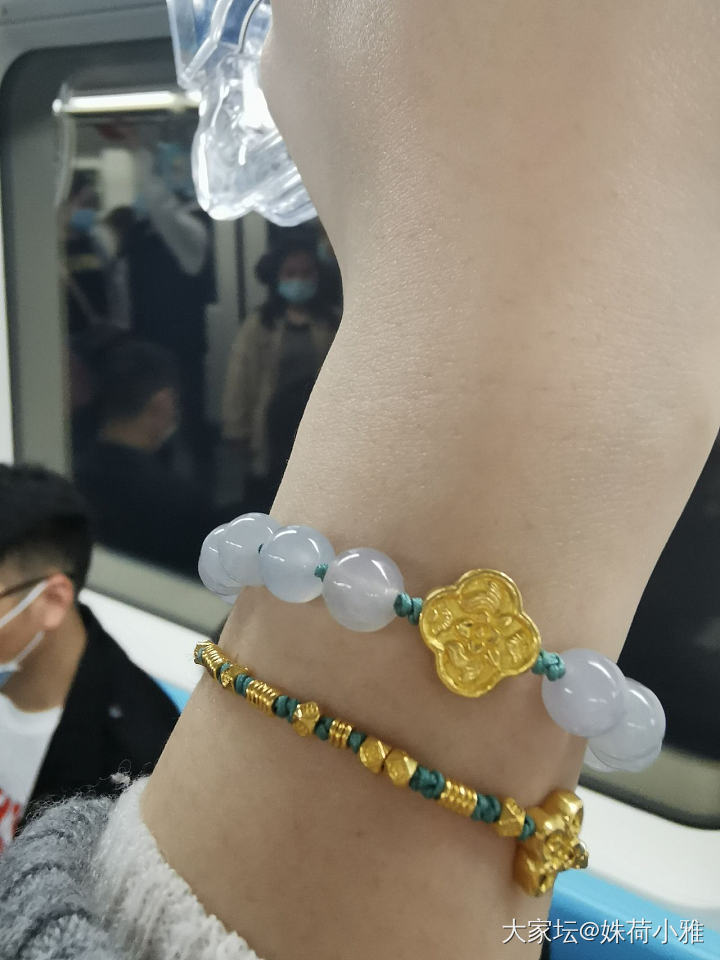 坐个地铁，被手串美到，翡翠珠子配錾刻金还是挺好看的_珠串翡翠金