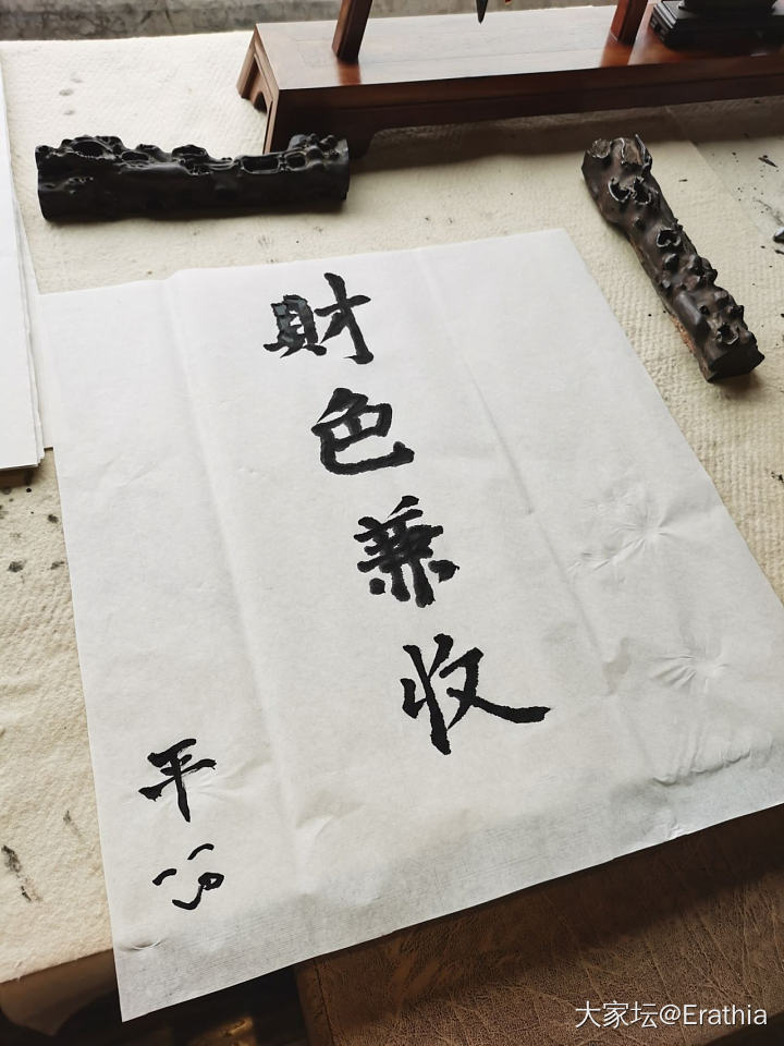 在酒店看到有客人闲着没事在写字