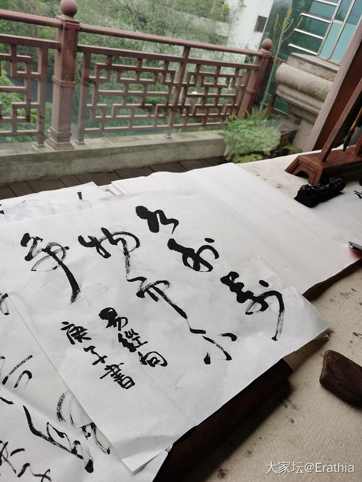 在酒店看到有客人闲着没事在写字