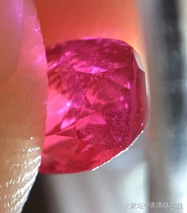 这是指纹状包体吗？颜色很美的尖晶，打灯看有一个这样的包体，求解答～_彩色宝石尖晶石