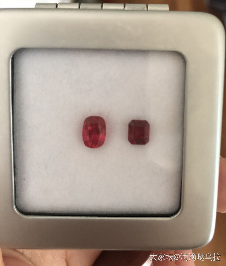 这是指纹状包体吗？颜色很美的尖晶，打灯看有一个这样的包体，求解答～_彩色宝石尖晶石