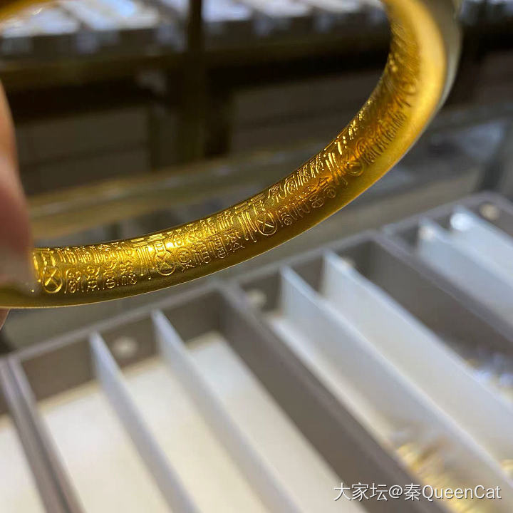 校长家凤游牡丹镯_琥珀蜜蜡手镯金