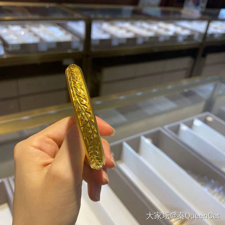 校长家凤游牡丹镯_琥珀蜜蜡手镯金