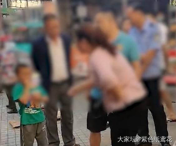 小孩踩碎地上展石被索赔80万，是碰瓷还是正当维权？