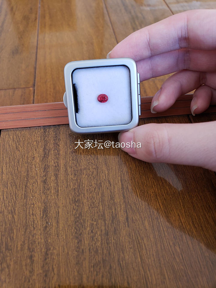 大伙来看看啊，出1个帕帕_彩色宝石