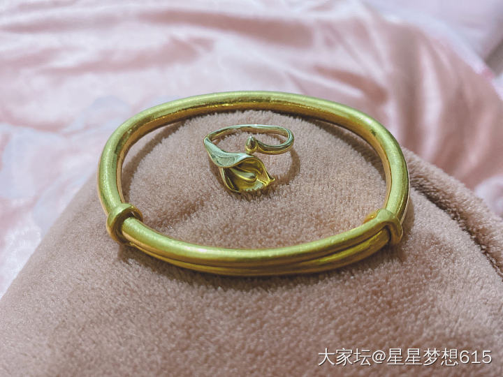 吃点龙虾，拍一下闪闪睡觉！