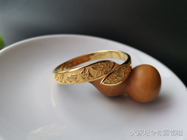 嫦娥腾空去，玉兔捣药来。捧出桂花酒，举觞共开怀。_金