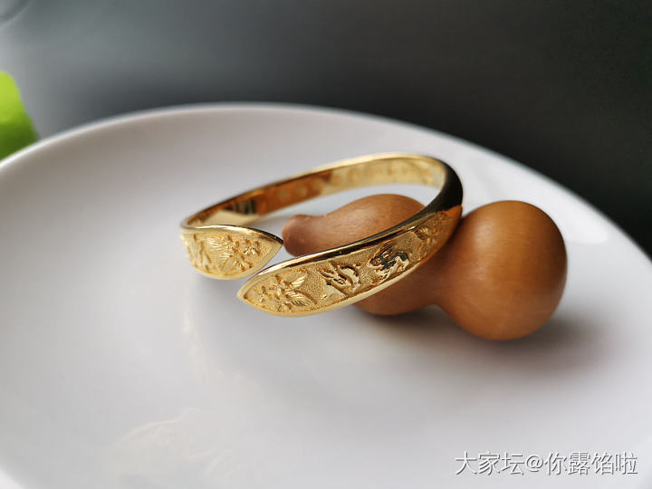 嫦娥腾空去，玉兔捣药来。捧出桂花酒，举觞共开怀。_金