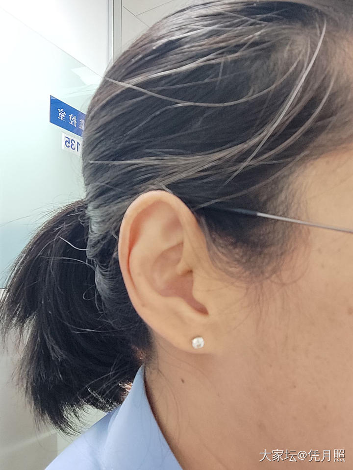 想给媳妇做对耳钉，三十分一只的会不会很小？有戴过的给点意见吧！最好有参数和价格！_钻石