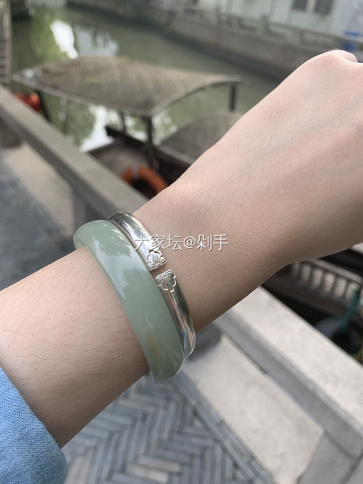 天气热起来了镯子还是要戴鲜艳的颜色呀～