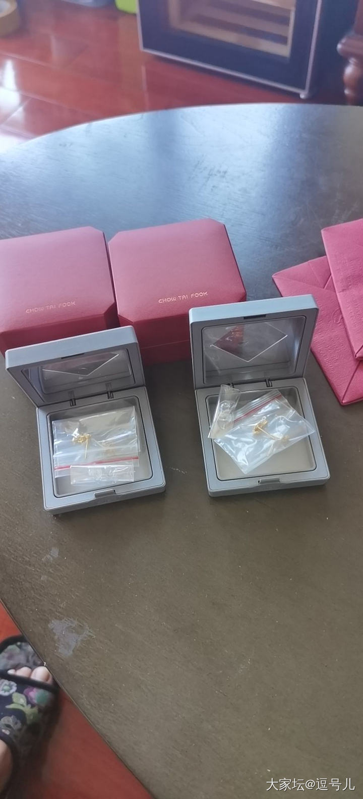周大福 荷荷美美耳环_耳环金