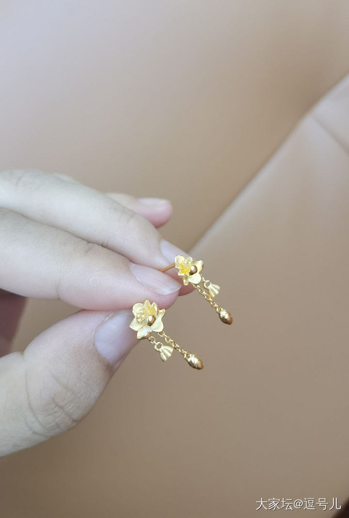 周大福 荷荷美美耳环_耳环金