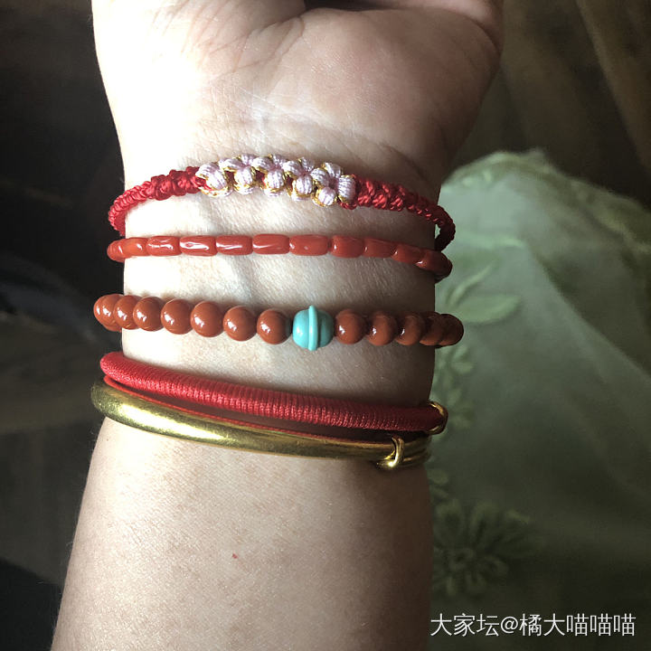 戴了一手本命红_串珠手饰珊瑚